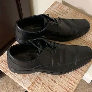 Men’s black leather lace up shoes
